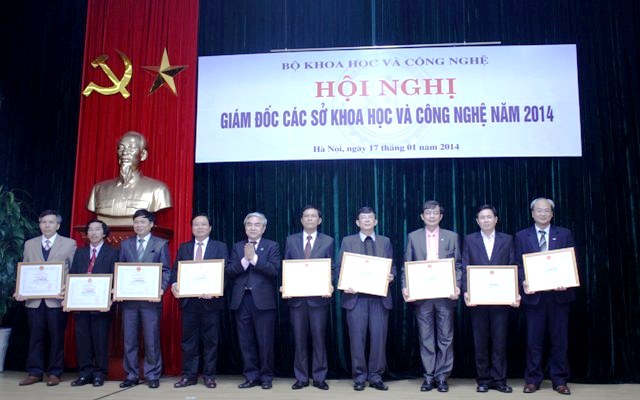 Bộ trưởng Nguyễn Quân trao Bằng khen cho giám đốc các Sở KH&CN có thành tích xuất sắc (Ngũ Hiệp)